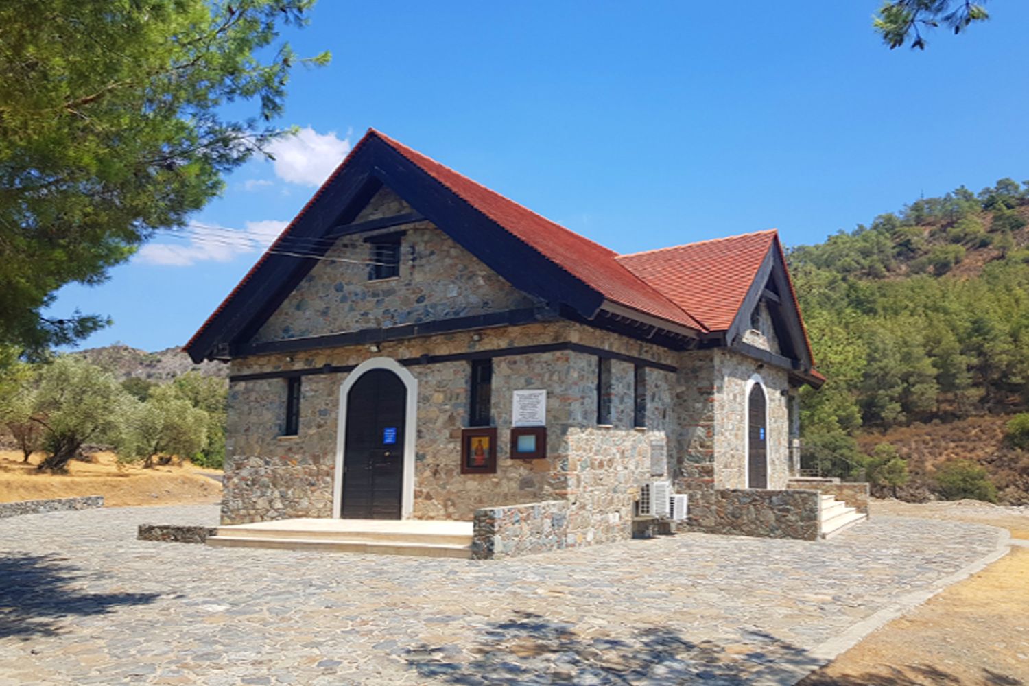 Zoodohou Pigi Church in Moniatis